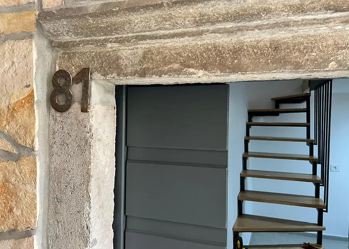 Seayou!***Charming 1-Bedroom Rental Unit In The Old City Center Of Cres