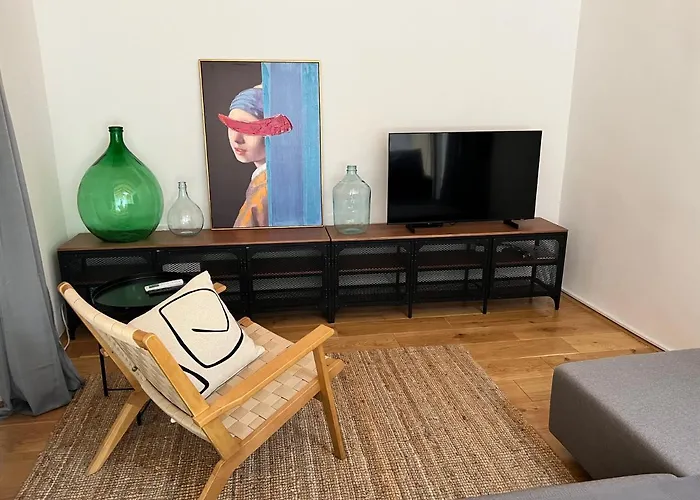 Seayou!***Charming 1-Bedroom Rental Unit In The Old City Center Of Cres